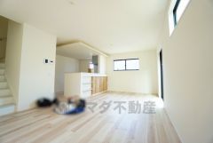 大きな窓のあるリビングは、陽光あふれる明るい空間です。居心地良く、ご家族皆がゆったり寛げる憩いの空間となりそうです。