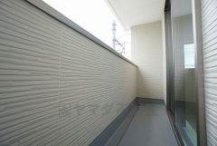 同仕様写真。インナーバルコニーは洗濯物を守りやすく、眩しすぎる日差しも和らげます。