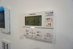 給湯器リモコンはキッチン横からボタンひとつで操作が楽々。通話ボタン付きでお子様とも会話ができて安心です。