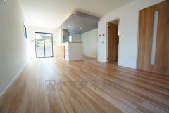 対面式キッチンを中心としたリビングダイニングで家族の会話が弾みそうです。