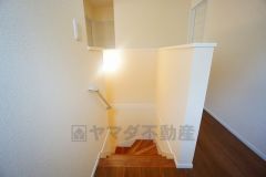 ご年配の方でも安心できる、手すり付き階段です＾＾段差も低めで設定されてますので安全性にも優れてますね＾＾