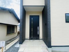 タッチキータイプの玄関ドアです。奥まって設置されているので、雨に濡れる心配もありません。