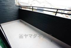 お天気の良い日はお洗濯物がよく乾きそうな日当たり良好のバルコニー