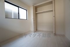 木目調のシンプルデザインで落ち着きと安らぎの空間に仕上げています。各部屋に収納が完備されているので、お荷物が多くなっても安心の設計です。