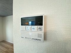 給湯器リモコンはキッチン横からボタンひとつで操作が楽々。通話ボタン付きでお子様とも会話ができて安心です。