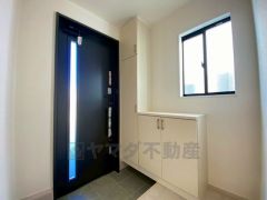 たっぷり収納できるシューズボックスです。家族全員の靴がきれいに整頓できます。棚の上にお花や写真を飾っても良いですね。