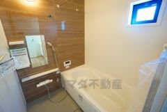 1日の疲れを癒すくつろぎのバスルーム。足を伸ばしてもゆったりと入れるサイズです。お子様と一緒にお風呂に入っても狭くないですね^^