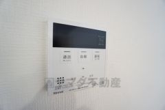 給湯器リモコンはキッチン横からボタンひとつで操作が楽々。通話ボタン付きでお子様とも会話ができて安心です。