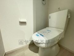 温水洗浄機付トイレです。節水機能もあるので、安心して使えますね。もちろん、1階2階の2ヶ所にトイレがあるので、忙しい朝にもゆとりができますね。