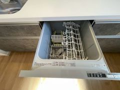 食事の後の手間を解消する食器洗い乾燥機を標準装備。手洗いよりも断然節約でき、節水で自然にもやさしいです。