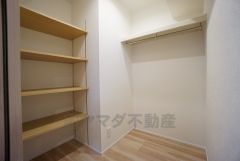 収納力豊富なウォークインクローゼット付き。洋服や小物などを1箇所にまとめて美しい収納を実現します。