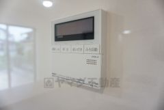 同仕様写真。給湯器リモコンはキッチン横からボタンひとつで操作が楽々。通話ボタン付きでお子様とも会話ができて安心です。