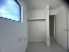 オープンクローゼットは、扉の開閉動作がないので荷物の出し入れがスムーズになります。衣類を綺麗にまとめておしゃれにまとめれば、お部屋のアクセントにもなります＾＾