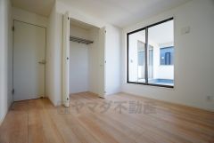 同仕様写真。住む人のこだわりを活かす洋室＾＾日当たりがよく、寝室としての利用もおすすめ。広めのクローゼットもあり荷物もすっきり片付けれ、ゆとりのある暮らしが出来ます＾＾