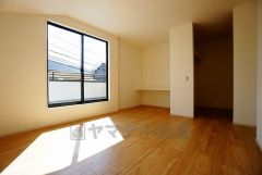 同仕様写真。住む人のこだわりを活かす洋室＾＾日当たりがよく、寝室としての利用もおすすめ。広めのクローゼットもあり荷物もすっきり片付けれ、ゆとりのある暮らしが出来ます＾＾