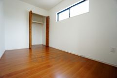 同仕様写真。木目調のシンプルデザインで落ち着きと安らぎの空間に仕上げています。各部屋に収納が完備されているので、お荷物が多くなっても安心の設計です。