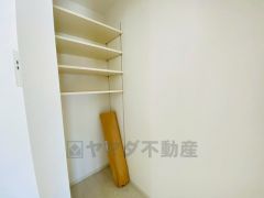 キッチン横可動棚式パントリー。食器やキッチン用品、食料品の保存に便利です＾＾可動棚式なので高さのある物もスッキリ収納できます＾＾