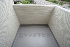 同仕様写真。お洗濯物を干すスペースとしても十分な広さがあります。  お天気の良い日はお洗濯物がよく乾きそうな日当たり良好のバルコニー