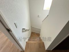 採光も十分に計算された、手摺付き階段部分です。足元灯も完備されており安心です。