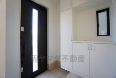 同仕様写真。たっぷり収納できるシューズボックスです。家族全員の靴がきれいに整頓できます。棚の上にお花や写真を飾っても良いですね。