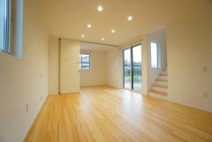 大きな窓のあるリビングは、陽光あふれる明るい空間です。居心地良く、ご家族皆がゆったり寛げる憩いの空間となりそうです。
