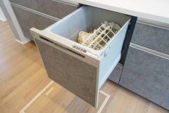家事の時間が短縮できる食器洗浄乾燥機付。後片付けもラクラクです。 食器を洗う手間が減るので家族とのコミュニケーションの時間や自分の時間が増えますね。