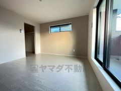 住む人のこだわりを活かす洋室＾＾日当たりがよく、寝室としての利用もおすすめ。広めのクローゼットもあり荷物もすっきり片付けれ、ゆとりのある暮らしが出来ます＾＾