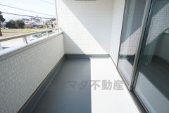 同仕様写真。お洗濯物を干すスペースとしても十分な広さがあります。  お天気の良い日はお洗濯物がよく乾きそうな日当たり良好のバルコニーです＾＾