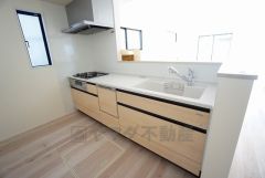 対面式カウンターキッチンでお子様の様子が見守れます。カウンタートップは耐熱性に優れており、日ごろのお掃除もふき取るだけでＯＫ。ステンレスシンクも簡単にお掃除できますよ。