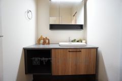 洗面化粧台は脱衣室から独立しており、脱衣室を使用中でも洗面室が使えます＾＾ 集中してメイクもできそうです＾＾