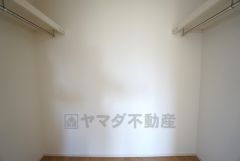 同仕様写真。ハンガーパイプ付で散らかりがちな洋服類もきれいに整理できます。使用頻度が少ないものは枕棚の上に、足元には3段ボックスを置いて、フル活用できるクローゼットです＾＾