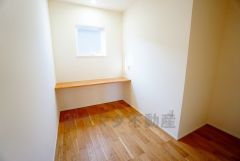 主寝室にはカウンター付き書斎スペース＾＾窓が目の前にあるので手元を明るく照らしてくれます＾＾