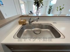 色も形もキレイなシンクは、広さも確保しているので、大きめの鍋も簡単に洗えます。