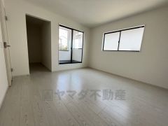 デザインクロスが2階洋室の雰囲気を上品に仕上げています。いつもと違う雰囲気のお部屋をお楽しみください。