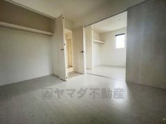 明るい洋室です。ナチュラル色のフローリングで開放的な優しい雰囲気になっています＾＾ベッドや机、ＴＶを置いてもゆとりのある広さです。