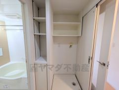 タオルや日用品をすっきり収納できる脱衣場収納を完備。毎日の家事がスムーズになります。