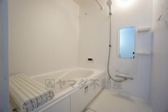 1坪サイズの浴室は、足をのばしてリラックスできます。浴室乾燥機付きなので、雨の日も気にせず洗濯物が干せます。