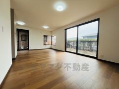 大きな窓のあるリビングは、陽光あふれる明るい空間です。居心地良く、ご家族皆がゆったり寛げる憩いの空間となりそうです。