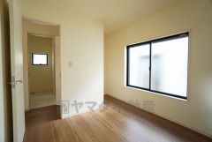 2面採光を確保した明るい室内は、風通しも良く、大変居心地の良い空間となっております。爽やかな風を感じて起きる朝は、快適生活の始まりに。