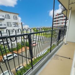 南側に面した大型のバルコニーは日当たり良好です。お洗濯物も気持ちよく干せそうです。