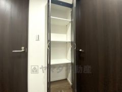 廊下収納。日用品や趣味の道具などの収納に便利です。