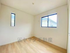 木目調のシンプルデザインで落ち着きと安らぎの空間に仕上げています。各部屋に収納が完備されているので、お荷物が多くなっても安心の設計です。