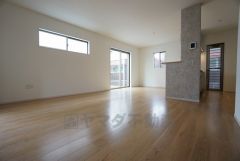 同仕様写真。家族が集まる開放的なリビング。18.5帖の大空間で毎日のお食事が楽しみです＾＾思い思いの時間を過ごしたり、家族みんなで食事をしたり、素敵な団らんの場になりますね。