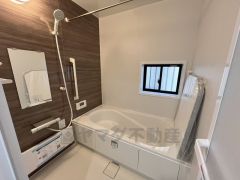 1日の疲れを癒すくつろぎのバスルーム。足を伸ばしてもゆったりと入れるサイズです。お子様と一緒にお風呂に入っても狭くないですね^^