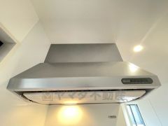 調理により発生する油煙や臭いを吸い込み、屋外へ排気してくれます。