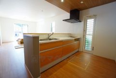 耐久性にも優れた人造大理石トップです。汚れもサッと拭き取ることができ、お掃除もラクラク。対面式キッチンが家族の会話も盛り上げます。