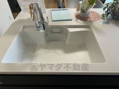 色も形もキレイなシンクは、広さも確保しているので、大きめの鍋も簡単に洗えます。