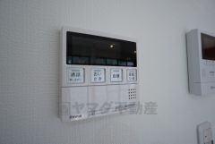 給湯器リモコンはキッチン横からボタンひとつで操作が楽々。通話ボタン付きでお子様とも会話ができて安心です。