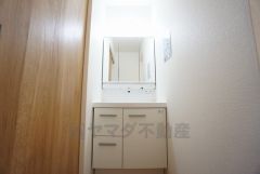 三面鏡つき洗面台。収納も一体型になっているので、ドライヤーやヘアアイロンの置き場に困りませんね。