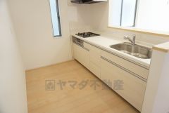 同仕様写真。対面式カウンターキッチンでお子様の様子が見守れます。カウンタートップは耐熱性に優れており、日ごろのお掃除もふき取るだけでＯＫ。ステンレスシンクも簡単にお掃除できますよ。